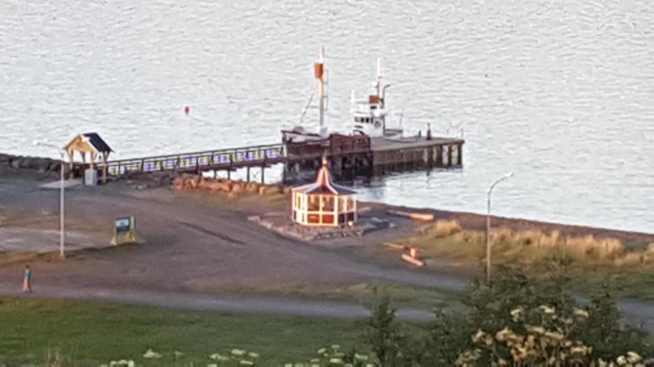 The Viking Country Club Guest House Hjalteyri Bagian luar foto